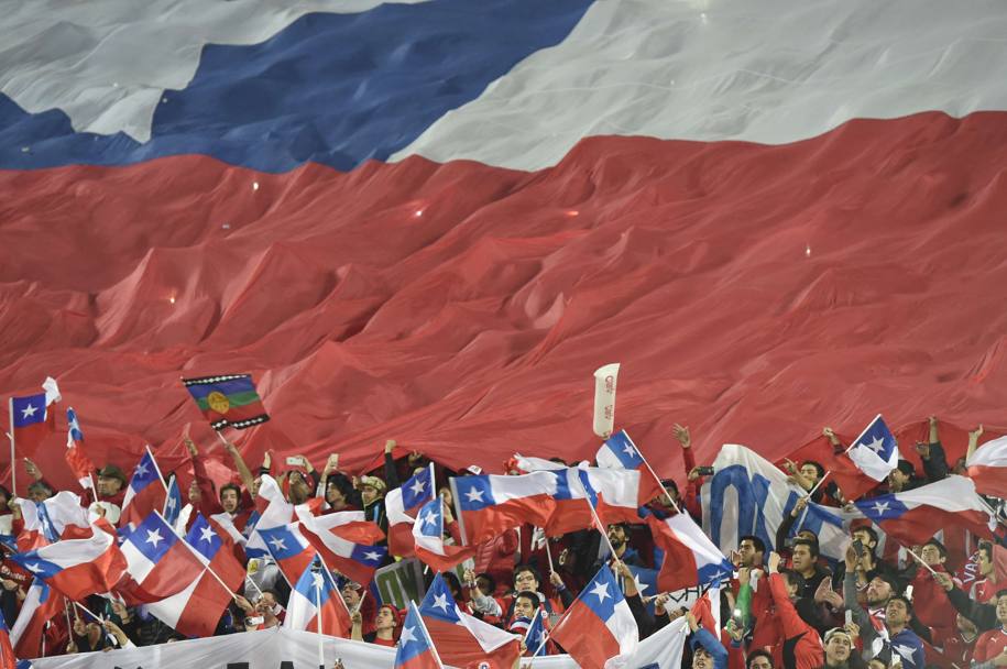 Una bandiera gigantesca del Cile a sostegno della nazionale che, in semifinale, si sta apprestando ad affrontare il Per allo stadio Nacional di Santiago (Afp)